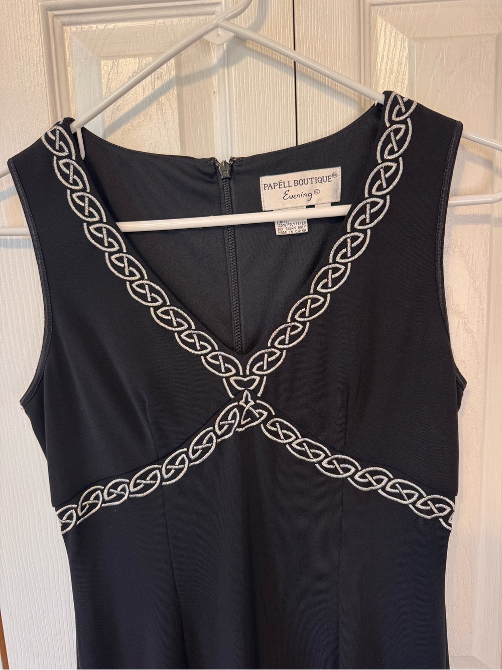 Papell Classic Black VNeck Sheath SleevelessDress Silver Trim Back Zipper Sz 4P - Picture 4 of 11